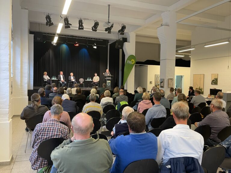 Gestern Abend: 50 Zuhörer*innen, eine ‚hochkarätige‘ Besetzung auf dem Podium und ein gutes Gespräch