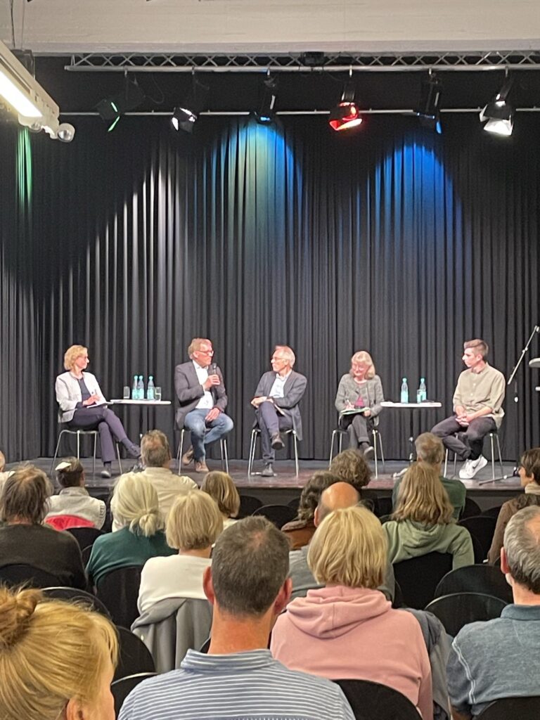 Gestern Abend: 50 Zuhörer*innen, eine ‚hochkarätige‘ Besetzung auf dem Podium und ein gutes Gespräch